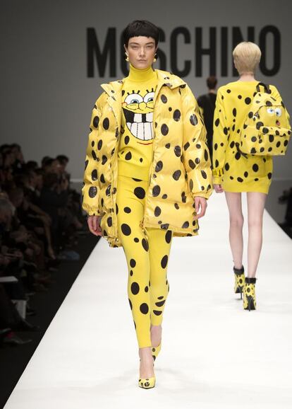 El personaje de animaci&oacute;n Bob Esponja (que Scott ya ha usado para algunas de sus colecciones) tambi&eacute;n se estrena en el ideario de Moschino, con sudaderas, pantalones, vestidos y hasta anoraks amarillos con puntitos negros.