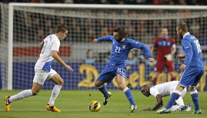 Pirlo defiende la pelota ante el holandés Kevin Strootman, en el partido amistoso entre Holanda e Italia (1-1).