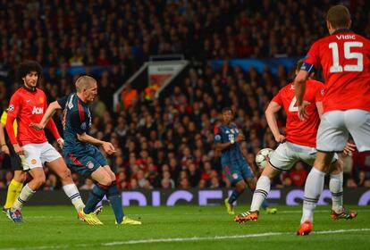 Schweinsteiger del Bayern marca el gol del empate ante el Manchester United.