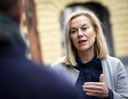 Sigrid Kaag, ministra en funciones de Comercio Exterior y Cooperación para el Desarrollo, habla con la prensa en La Haya, el pasado 8 de marzo.