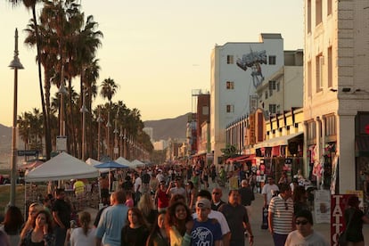 Venice Beach es conocida por sus playas, los canales y, sobre todo, por su paseo de más de dos kilómetros en el que podemos encontrar desde artistas a adivinos, pasando por deportistas y tiendas de todo tipo.