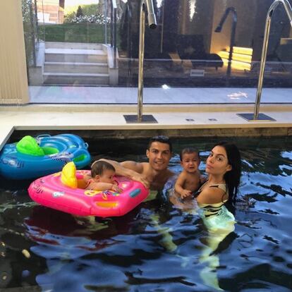 Una de las pocas fotografías iguales que han subido a sus redes tanto Ronaldo como Georgina Rodríguez, del 31 de enero, en la piscina con los dos pequeños.