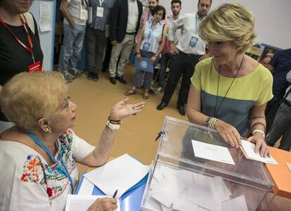 La portovoz popular en el Ayuntamiento de Madrid, Esperanza Aguirre, ejerce su derecho al voto en Madrid.