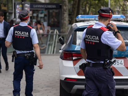 Dos agentes de seguridad ciudadana de los Mossos d Esquadra.