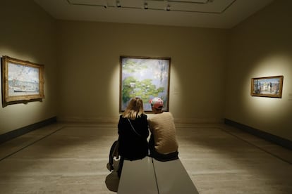 Dos visitantes observan los 'Nenúfares' de Claude Monet, 1916-1919.