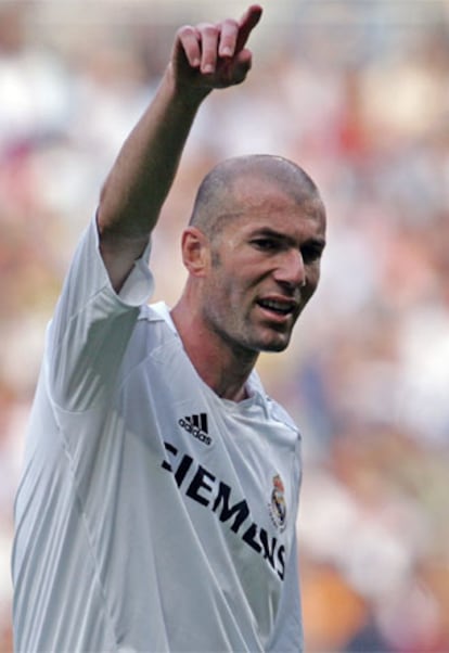 Zinedine Zidane lleg al Real Madrid en 2001 procedente de la Juventus, su fichaje fue el ms caro del mundo. Con el equipo blanco ha ganado una Liga y una Copa de Europa.