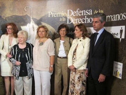 En el extremo izquierdo, Mario Vargas Llosa, Maite Pagaza y Margaret McKinney en la entrega del premio.