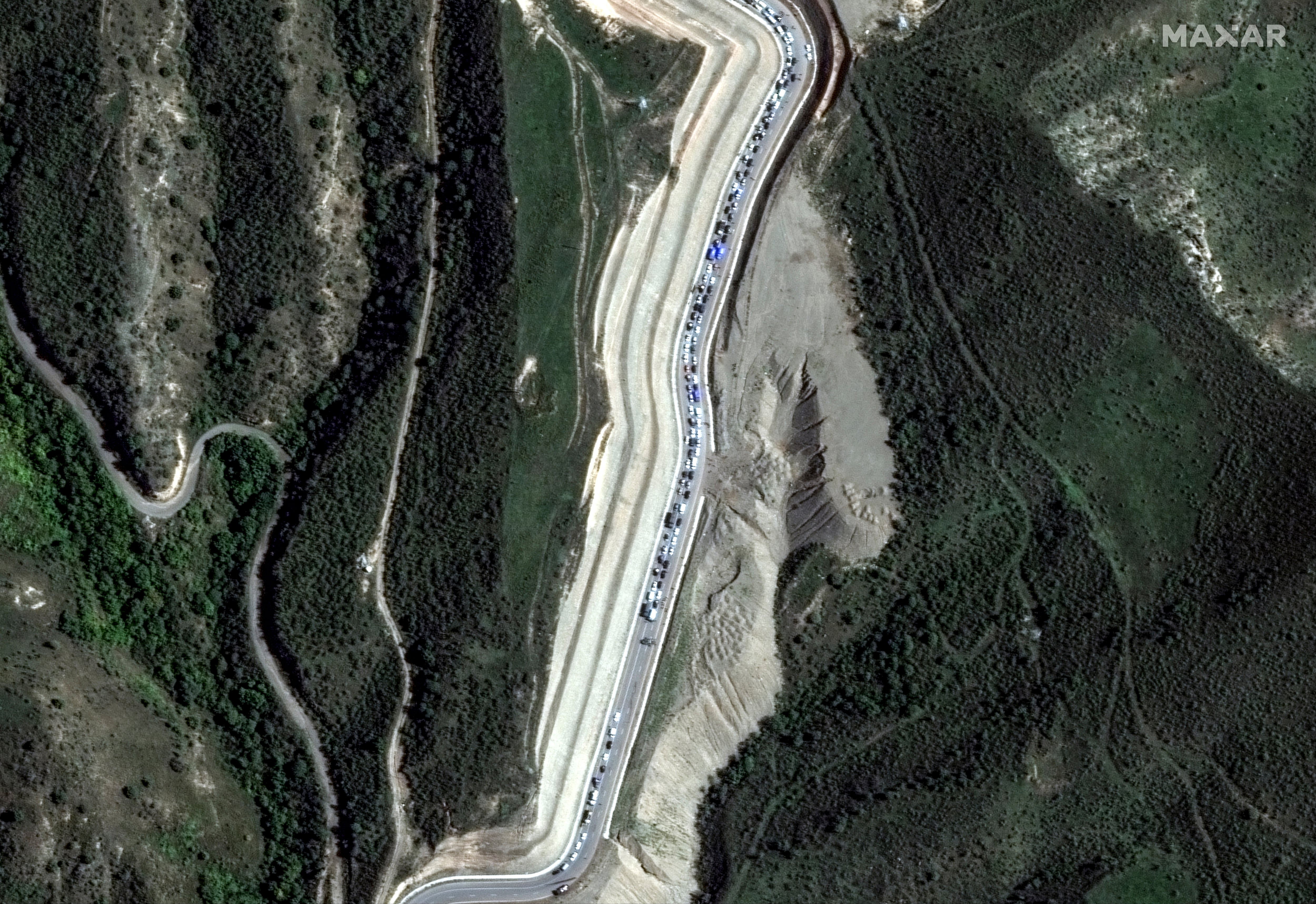 Columna de vehículos a lo largo de la carretera próxima a la frontera con Armenia con Azerbaiyán, en el corredor de Lachín (Nagorno Karabaj), el jueves. 