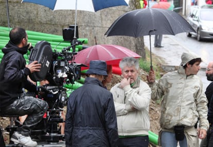 Almodóvar, durante el rodaje de su nuevo filme, 'La piel que habito', en Santiago de Compostela