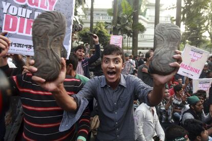 Un activista de Bangladesh grita consignas contra Pakistán cerca de su embajada en Dhaka. Los activistas protestaban contra la resolución del Parlamento de Pakistán de la ejecución del líder de Jamaat-e-Islami, Abdul Quader Mullah por crímenes de guerra cometidos durante la guerra de 1971 por la independencia de Bangladesh contra Pakistán.