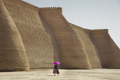 Khiva, la que embruja; Bujara, la que fascina, y Samarcanda, la que asombra. Tres ciudades de ensueño en medio del desierto de Uzbekistán, a lo largo de la Ruta de la Seda, que atravesaba Asia Central desde Xian, en China, hasta Estambul. Las murallas de la fortaleza del Arco, en la foto, fueron construidas en el siglo VII y protegen la antigua ciudadela de Bujara, con suntuosas madrazas y mezquitas como la de Kalon, con cúpulas de azulejos color turquesa y un enorme minarete de 47 metros de altura