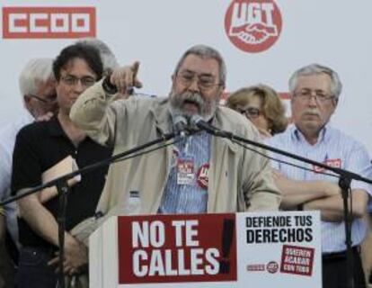 El secretario general de UGT, Cándido Méndez (c), junto al secretario general de UGT, Ignacio Fernández Toxo (d) y el secretario general de CCOO en Madrid, Javier López (i), durante su intervención en la puerta del Sol de Madrid, durante una manifestación el pasado mes de junio. EFE/Archivo