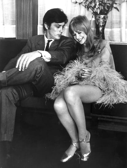 Su carrera como actriz deja títulos como 'La chica de la motocicleta', donde compartió pantalla con Alain Delon. La pareja de actores fotografiados en el set de la película en 1967.