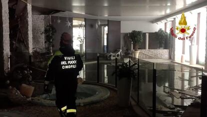 Un bombero italiano en el interior del Hotel Rigopiano tras la avalancha. 