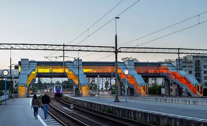 Rojo, naranja, amarillo. Tres colores, cuatro escaleras y una pasarela peatonal y ciclista que vuela por encima de las vías del tren. Sus colores contrastan con un entorno algo gris, sobre todo durante los meses de invierno. Así es la estación de Skyttelbron, en la ciudad universitaria de Lund, al sur de Suecia. Cristales tintados y hormigón son los dos elementos principales del proyecto que firma el estudio sueco Metro Arkitekter.