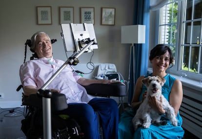 Fotografía de archivo de junio de 2019 de Francisco Luzón con su esposa, María José Arregui, y su perro, Lucas, en Madrid. 