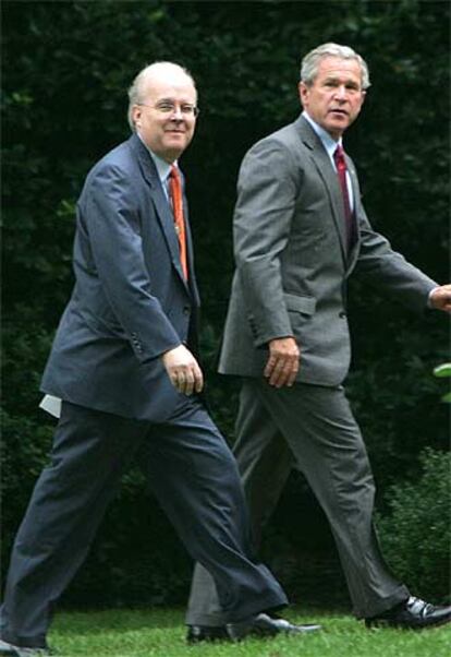 Karl Rove (izquierda) junto a George W. Bush en la Casa Blanca, en 2004.