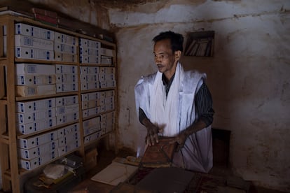 Didi Bahah en la sala de la Biblioteca Hamoni, cuya colección está conservada en archivadores que protegen los manuscritos del polvo y La luz. Tras la formación ofrecida por AECID, están comenzando a realizar cajas de conservación con cartón especial, para mejorar la protección de los manuscritos.