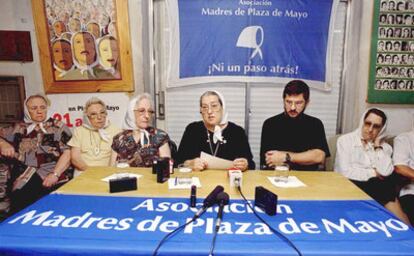 Hebe de Bonafini, en el centro, acompañada por Hebe de Mascia ,(izquierda), y Sergio Schoklender (1997).