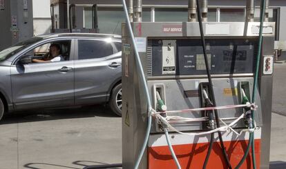 Surtidores precintados en una gasolinera de la frontera portuguesa.