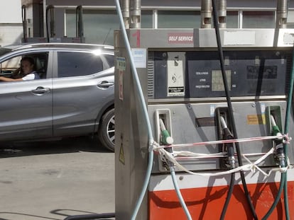 Surtidores precintados en una gasolinera de la frontera portuguesa.