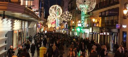 Viandantes caminan por la calle Preciados de Madrid.