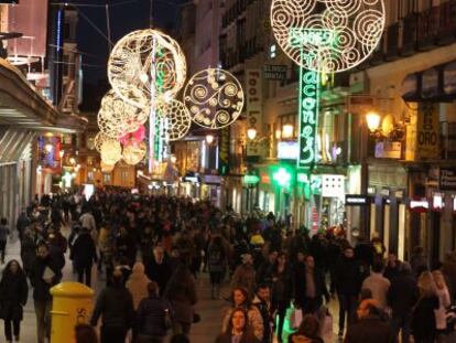 Viandantes caminan por la calle Preciados de Madrid.