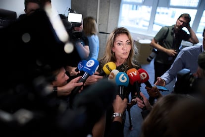 Dilan Yesilgöz, líder del VVD, atiende a los medios después de la reunión con Geert Wilders, este martes.
