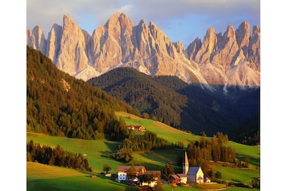 Los montes Dolomitas (Italia), en los Alpes orientales, se caracterizan por sus amables y grandes valles cubiertos de prados y zonas boscosas, flanqueados por abruptas paredes de roca con sus pedregales ('ghiaioni'). Arriba, picos como la Marmolada (más de 3.300 metros de altitud); abajo, pueblos turísticos como Cortina d'Ampezzo.