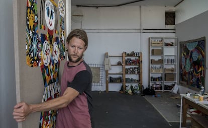 El artista y grafitero Louis Lambert, alias 3ttman, en su estudio en Bajamar.