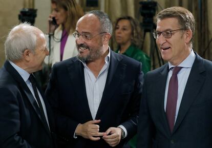 El presidente del PP, Alberto Núñez Feijóo, junto al expresidente de la Generalitat, José Montilla, a la izquierda; y el presidente del PP en Cataluña, Alejandro Fernández.