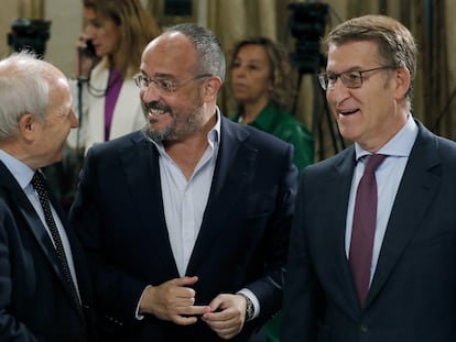 El presidente del PP, Alberto Núñez Feijóo, junto al expresidente de la Generalitat, José Montilla, a la izquierda; y el presidente del PP en Cataluña, Alejandro Fernández.