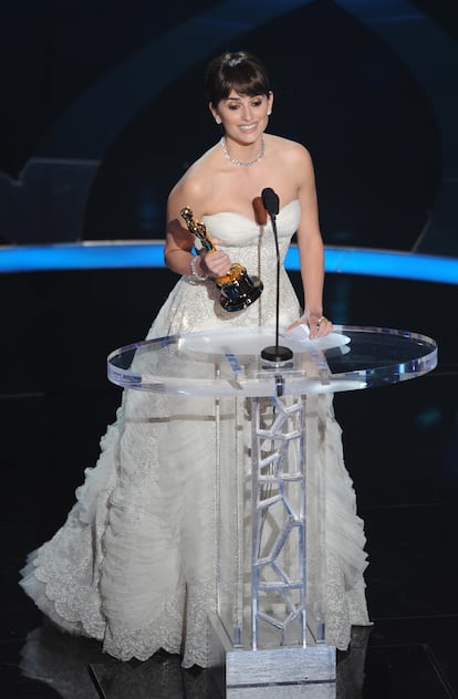 El vestido ‘vintage’ de Balmain, de Penélope Cruz (2009). En la ceremonia de los Oscar de 2009, Penélope Cruz deslumbró al mundo con un vestido ‘vintage’ de Pierre Balmain de los años cincuenta. La actriz se había enamorado de él a primera vista años antes, en una tienda de segunda mano llamada Lily et Cie, en Los Ángeles. Lo compró y pensó: “Si alguna vez voy a ganar un Oscar, me lo pondré”. La actriz, que emulaba el glamour clásico de Hollywood, se llevó su primera estatuilla, por su interpretación en la película ‘Vicky Cristina Barcelona’ (2008), dirigida por Woody Allen.