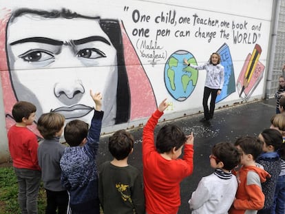 La profesora Leticia Secall da sus explicaciones ante una pintada en homenaje a Malala, Nobel de la Paz en 2014.