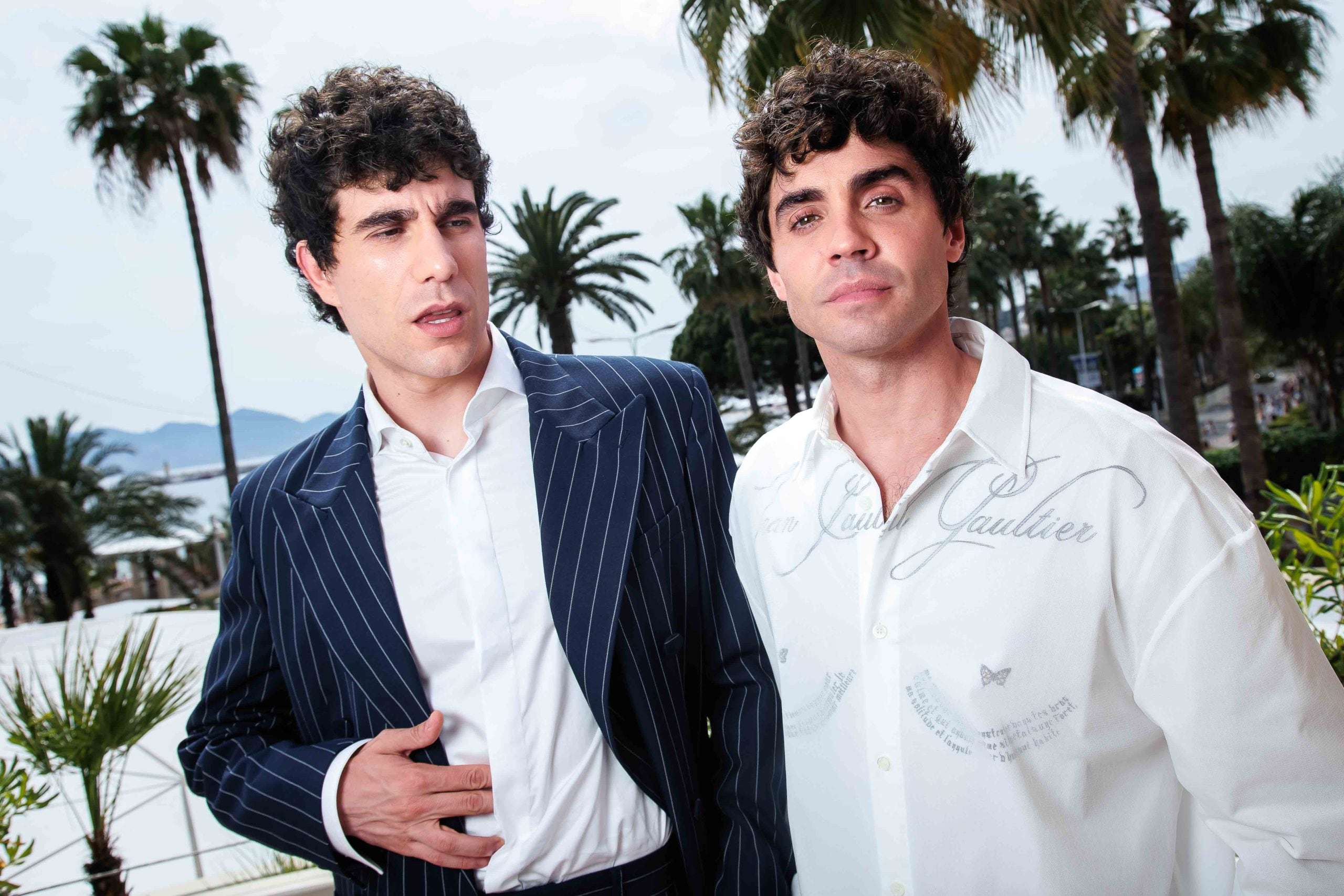 Javi Calvo y, a la derecha, Javi Ambrossi durante la presentación de detalles de 'La bola negra' en el último festival de Cannes.