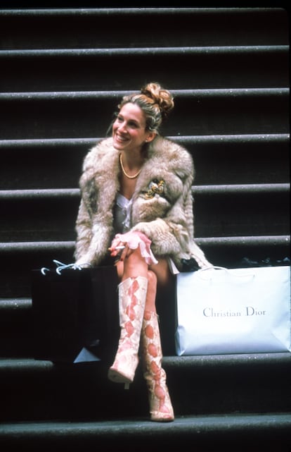 Carrie Bradshaw en una escena de 'Sexo en Nueva York' con botas de Jimmy Choo, ahora reeditadas.