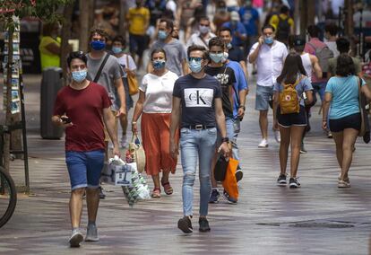 Viandantes en la calle de Montera, el 28 de julio.