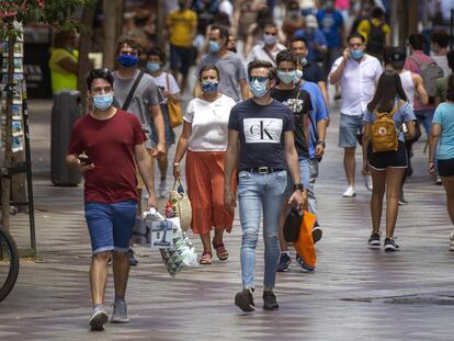 Viandantes en la calle de Montera, el 28 de julio.