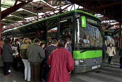 Aspecto de normalidad que ofrecía esta mañana el intercambiador de autobuses de la plaza de Castilla.