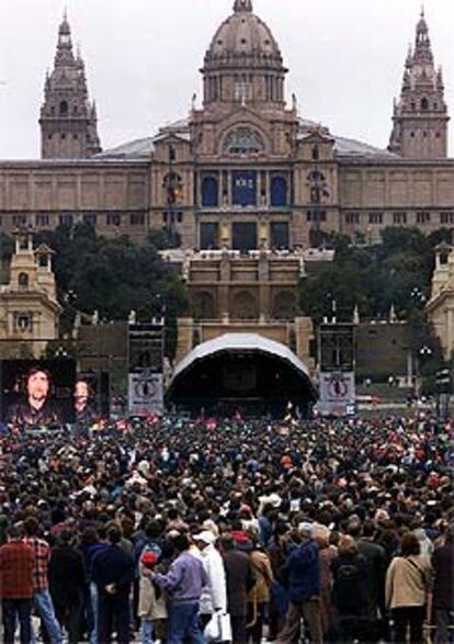 Pese a la lluvia, la avenida de la Reina María Cristina se llenó de ciudadanos que acudieron al concierto por la paz.