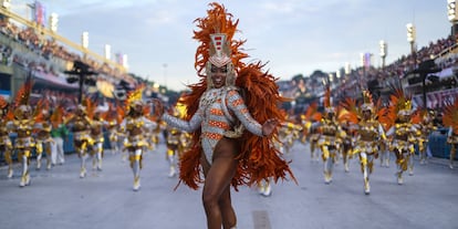 Una intérprete la escuela de Samba Mocidade Independente de Padre Miguel, durante el desfile en Sapucai Sambadrome el 4 de marzo de 2019 en Río de Janeiro, Brasil.