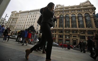 Al pasar de la calle Montera se aprecia un cambio de estilo en la Gran Vía: si hasta este punto dominaban los edificios elegantes y señoriales, ahora se llega a la zona comercial, con edificios que recuerdan al estilo neoyorkino. Uno de ellos es el hotel Tryp Gran Vía, en el número 25, el único establecimiento de la calle que ha permanecido abierto sin interrupción desde su inauguración, en 1925. El premio Nobel Ernest Hemingway escribió entre sus muros allí Crónicas de la Guerra Civil y >el hotel le sirvió de inspiración para ambientarsu única obra de teatro, 'La quinta columna'. A la derecha, en el número 27, está el edificio Matesanz, obra del arquitecto Antonio Palacios, quien también diseñó el Círculo de Bellas Artes, el Palacio de las Comunicaciones y el edificio de las Cariátides.