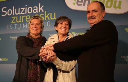 Laura Mintegi, en el centro, cruza las manos con los candidatos de Álava y Gipuzkoa, Belén Arrondo y Xabier Isasi, respectivamente.