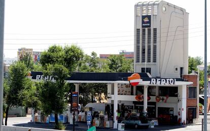 Gasolinera proyectada por Fernández-Shaw en la avenida de Aragón de Madrid.