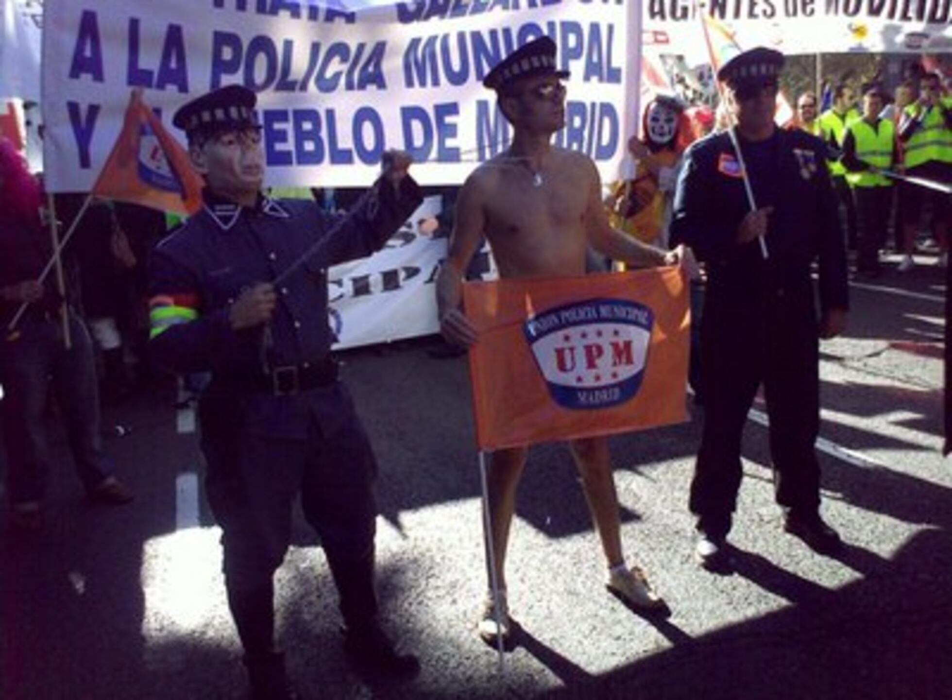 Desnudo en la manifestación de los policías municipales | Noticias de  actualidad | EL PAÍS