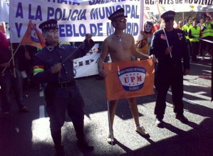 Un sindicalista se desnuda en la manifestación de policías municipales para pedir mejoras en su convenio.