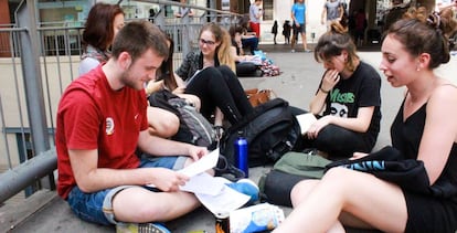 Estudiantes en un descanso de la Selectividad, en la Universidad de Barcelona.