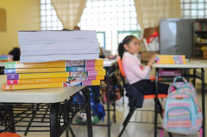 Niños reciben sus nuevos libros de texto en un salón de clases en Ciudad de México, el 28 de agosto de 2023.