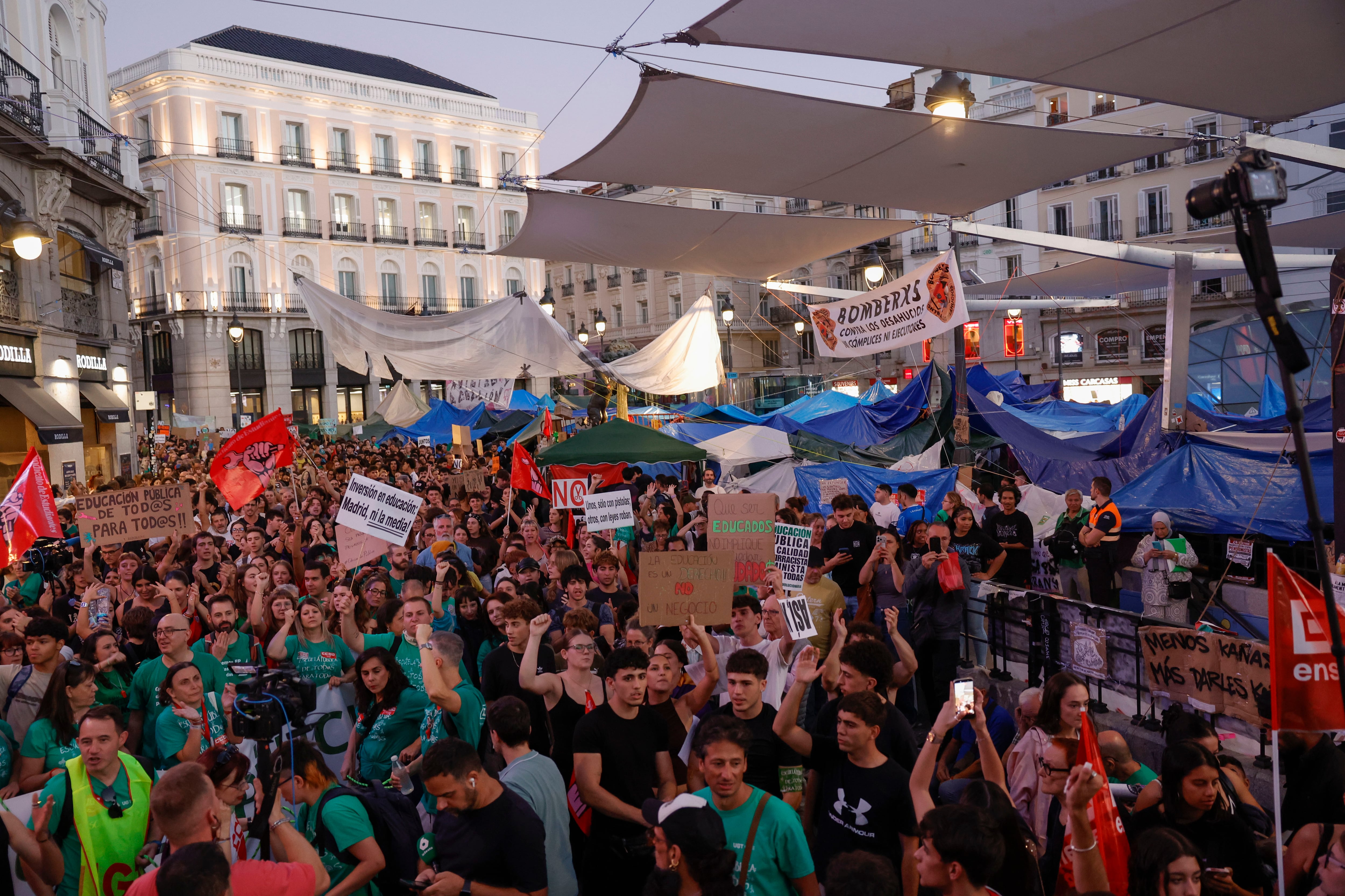 La calle juega en campaña: Ayuso se lanza contra las protestas mientras el Gobierno abraza incluso la huelga general