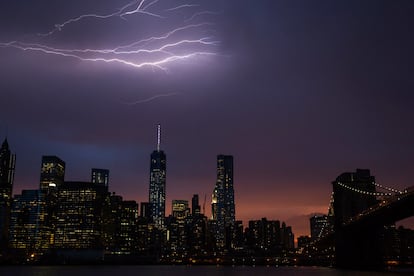 Varios rayos iluminan los edificios en la zona de Manhattan (Nueva York), el 2 de julio de 2014.